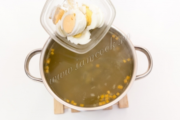 Добавить яйца в суп