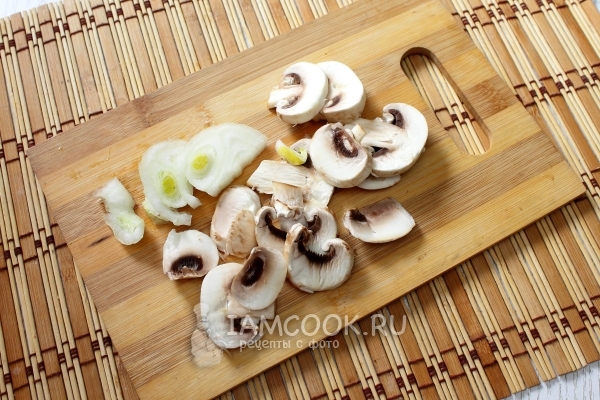 Порезать грибы и лук