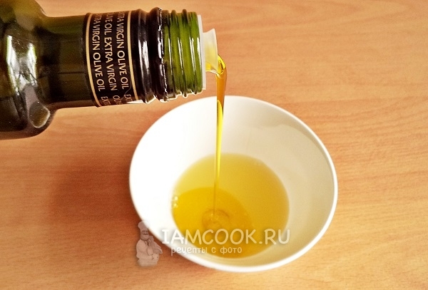 Влить оливковое масло