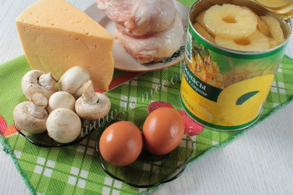 Ингредиенты для ананасового салата с курицей и грибами