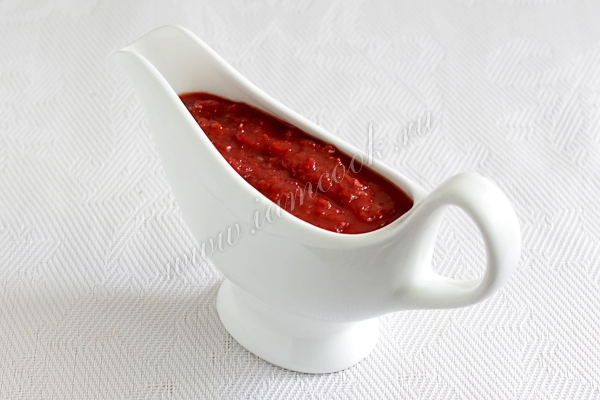 Красный острый соус из перца
