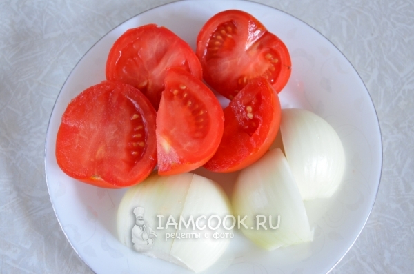 Порезать помидоры и лук