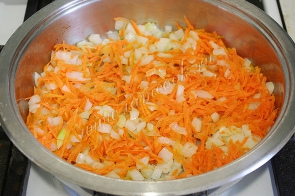 Тушим лук с морковью