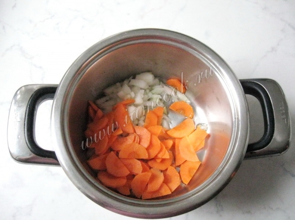Добавить морковь в обжарку