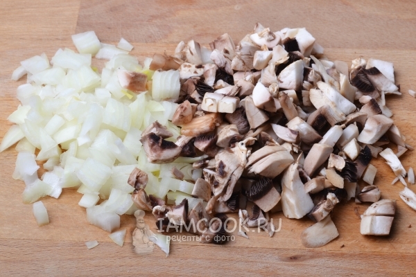 Нарезать лук и грибы