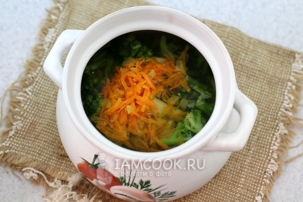 Положить в суп лук и морковь