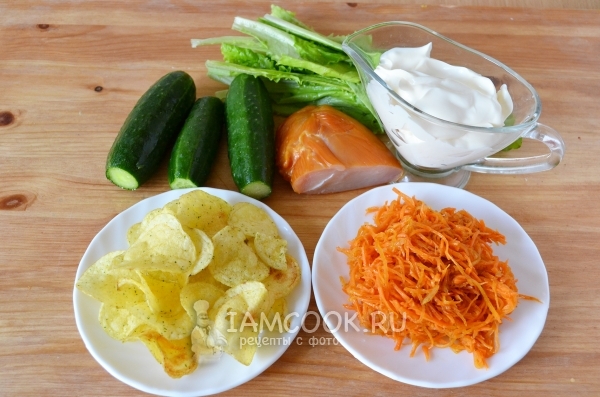 Ингредиенты для салата с бастурмой, корейской морковью и чипсами