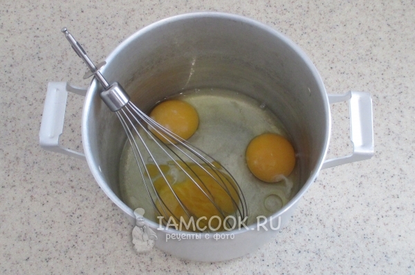 Посыпать яйца солью