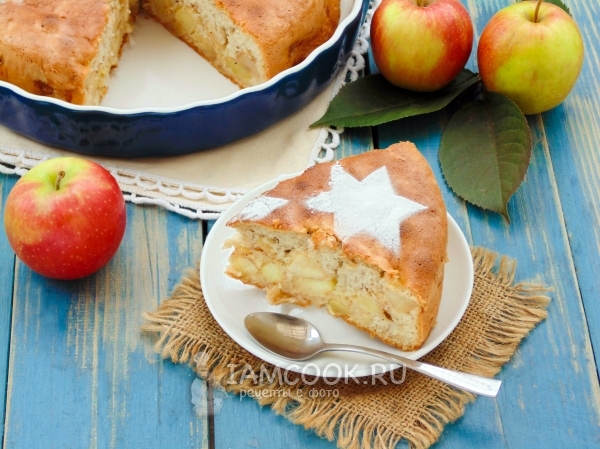 Фото пирога «Шарлотка» с яблоками в духовке