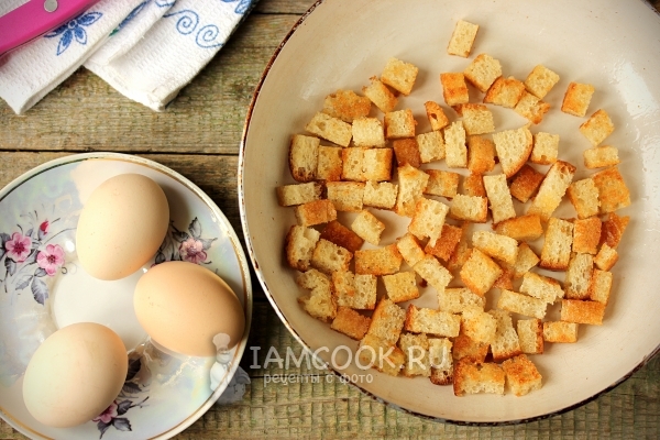 Обжарить сухарики и отварить яйца