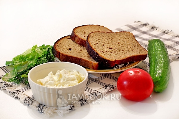 Ингредиенты для бутербродов с мягкой брынзой и овощами