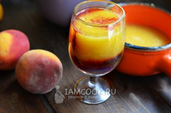 Готовый персиковый коктейль с красным вином