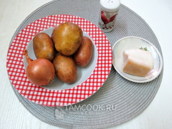 Ингредиенты для картофеля, запеченного с салом и луком в фольге