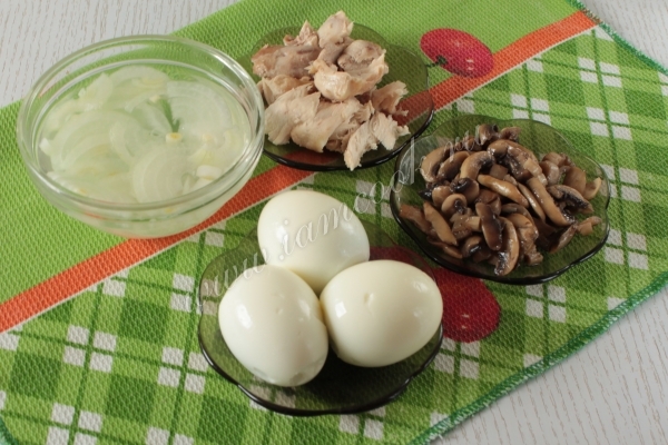 Готовим куриный салат с ананасами и грибами
