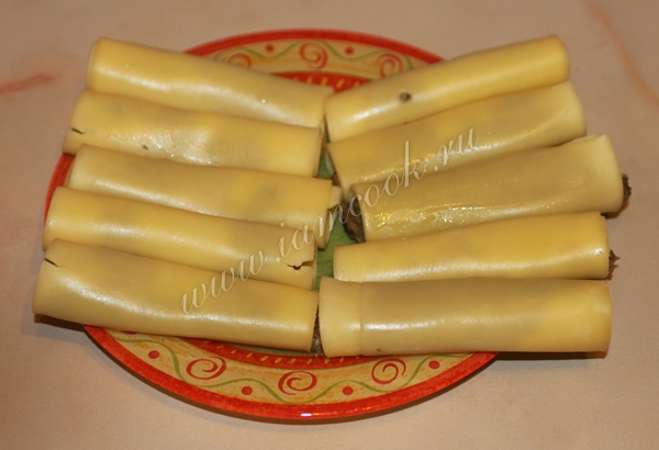 Фотография рулетиков из сыра с баклажанами и чесноком
