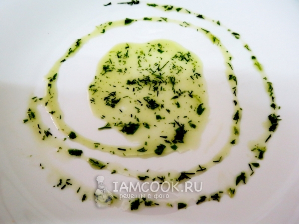 Украсить тарелку зеленью с маслом