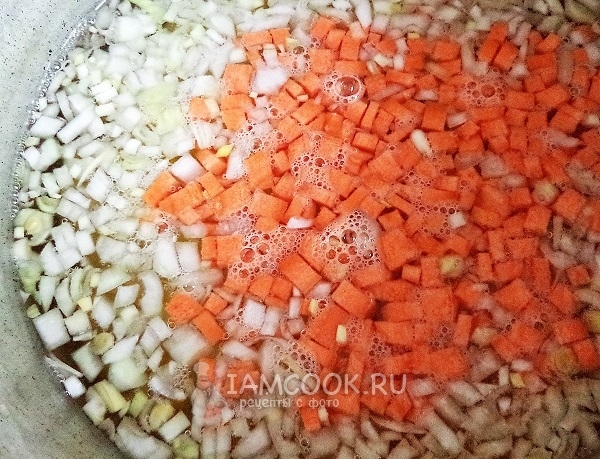 Положить овощи в кастрюлю с водой