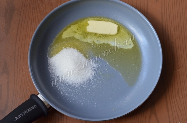 Сливочное масло с сахаром на сковороде