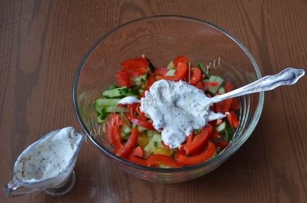 Заправить овощной салат