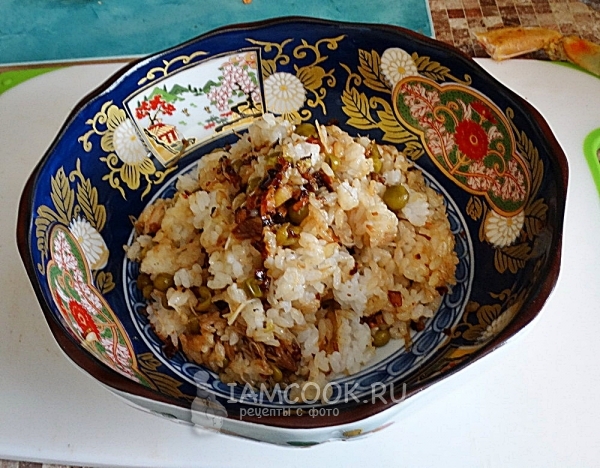 Переложить рис в тарелку