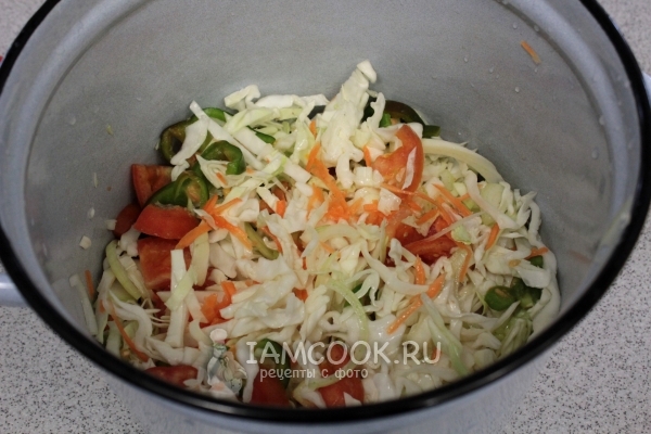 Сложить овощи в кастрюлю