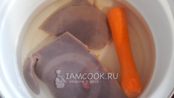 Морковь и печень в кастрюле