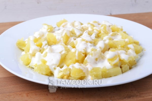 Выложить слой картофеля с йогуртом