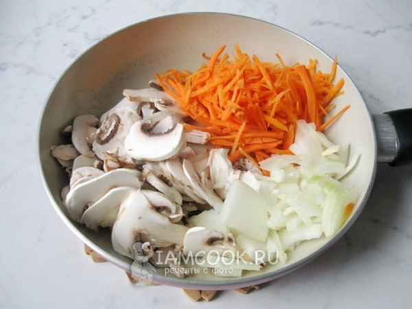 Обжарить грибы, лук и морковь