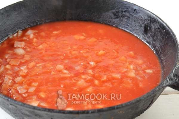 Положить к обжаренному луку томатную пасту