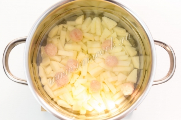 Картофель и фрикадельки в супе