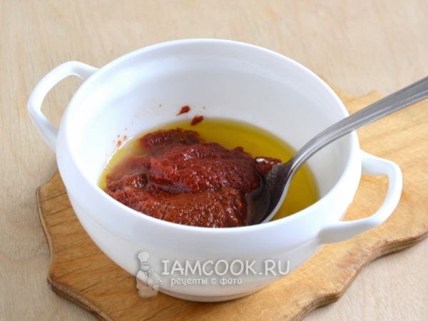 Положить мед и томатную пасту