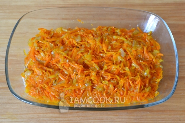 Выложить слой моркови с луком