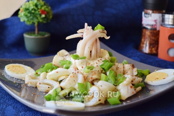 Фото салата с кальмаром, огурцом и яйцом