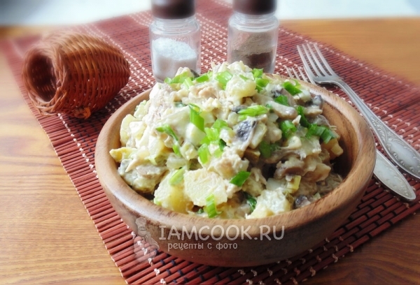 Салат с курицей, грибами и зеленым луком