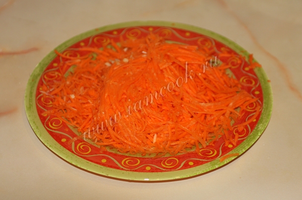 Натертая морковь на тарелке