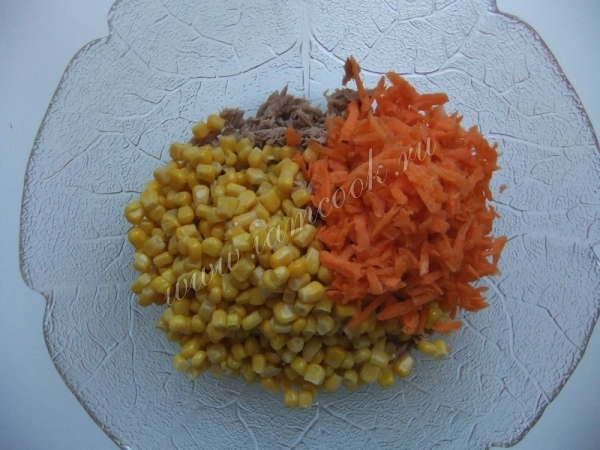 Тунец с морковью и кукурузой
