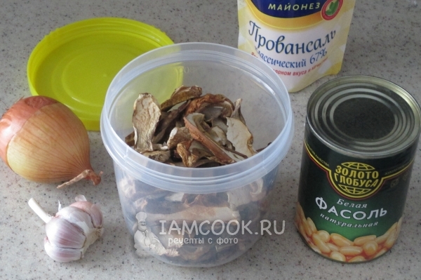 Ингредиенты для салата с сушеными грибами
