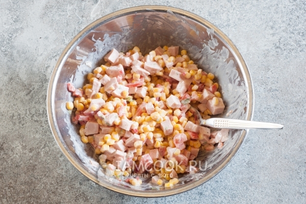 Рецепт салата с кукурузой и колбасой