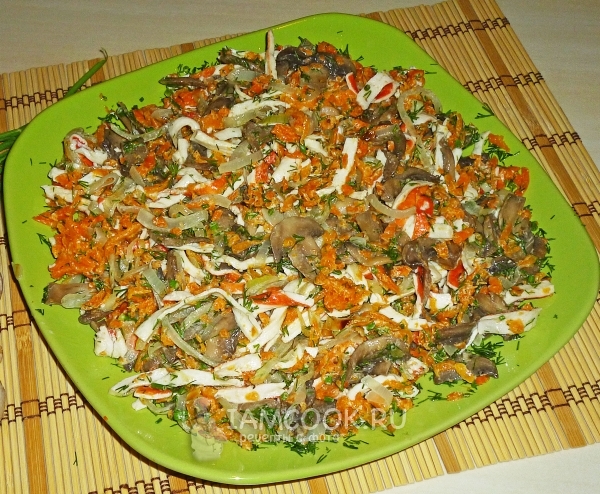 Рецепт салата с жареными крабовыми палочками и грибами
