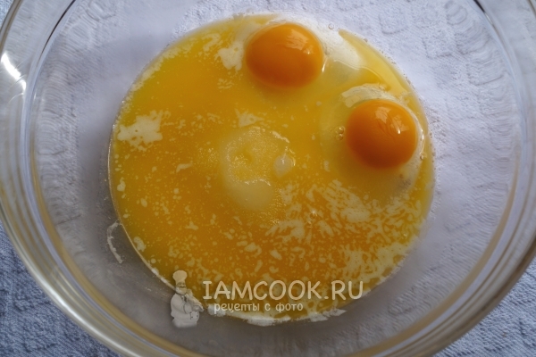 Соединить масло, сахар и яйца