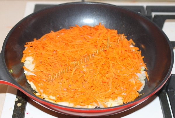 Тушение моркови на сковороде