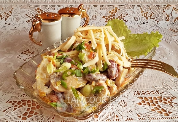 Фото салата с фасолью, грибами и курицей