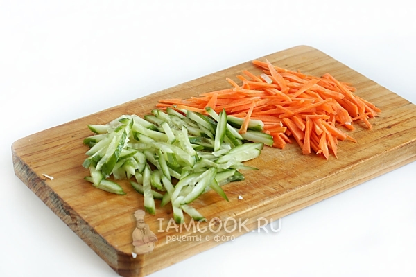 Нарезать огурцы и морковь