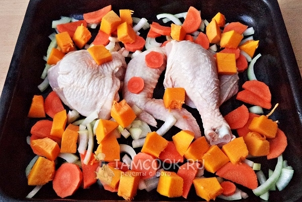 Положить на противень овощи и курицу