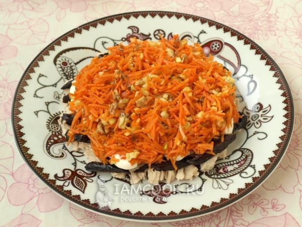 Выложить слой орехов с морковью