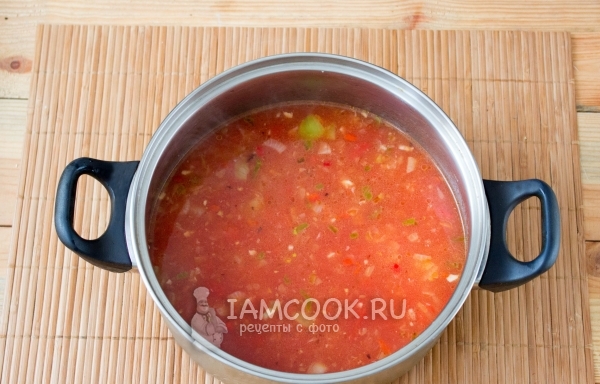 Влить воду и томатный соус