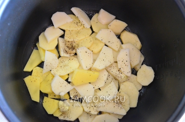 Посыпать картофель солью и перцем