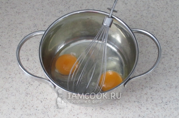 Посыпать яйца солью