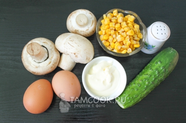 Ингредиенты для салата с шампиньонами и кукурузой