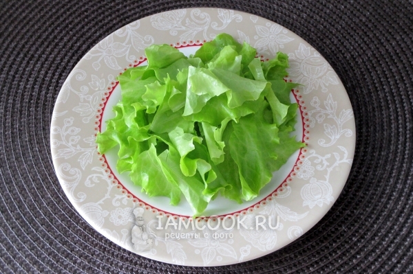 Уложить листья салата на тарелку
